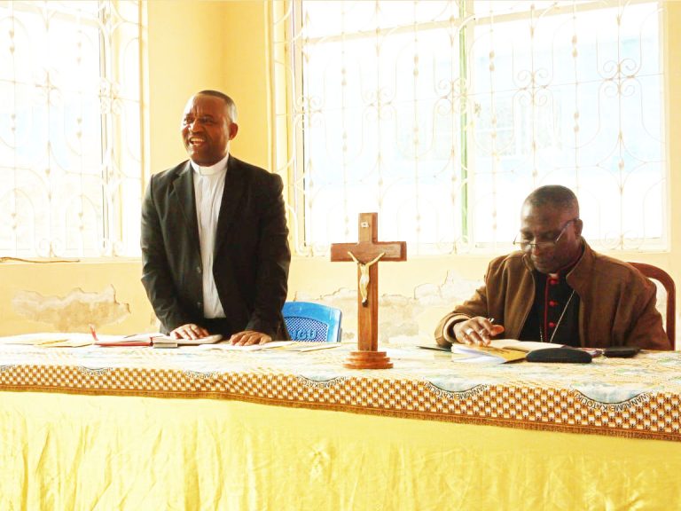 Kikao na Kamati ya Ulinzi wa Mtoto pamoja na Askofu wa Jimbo